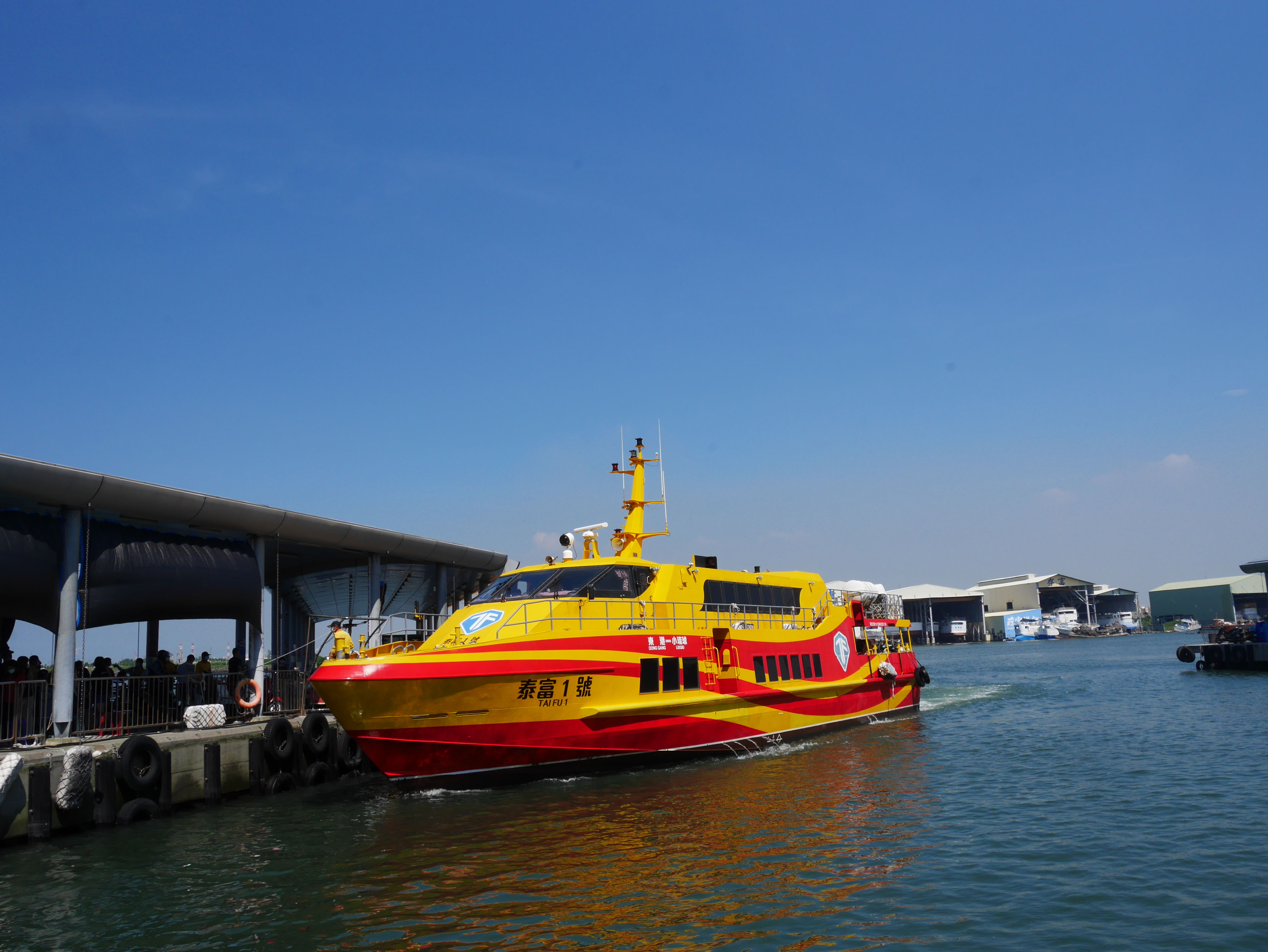 Wait for the boat at the pier