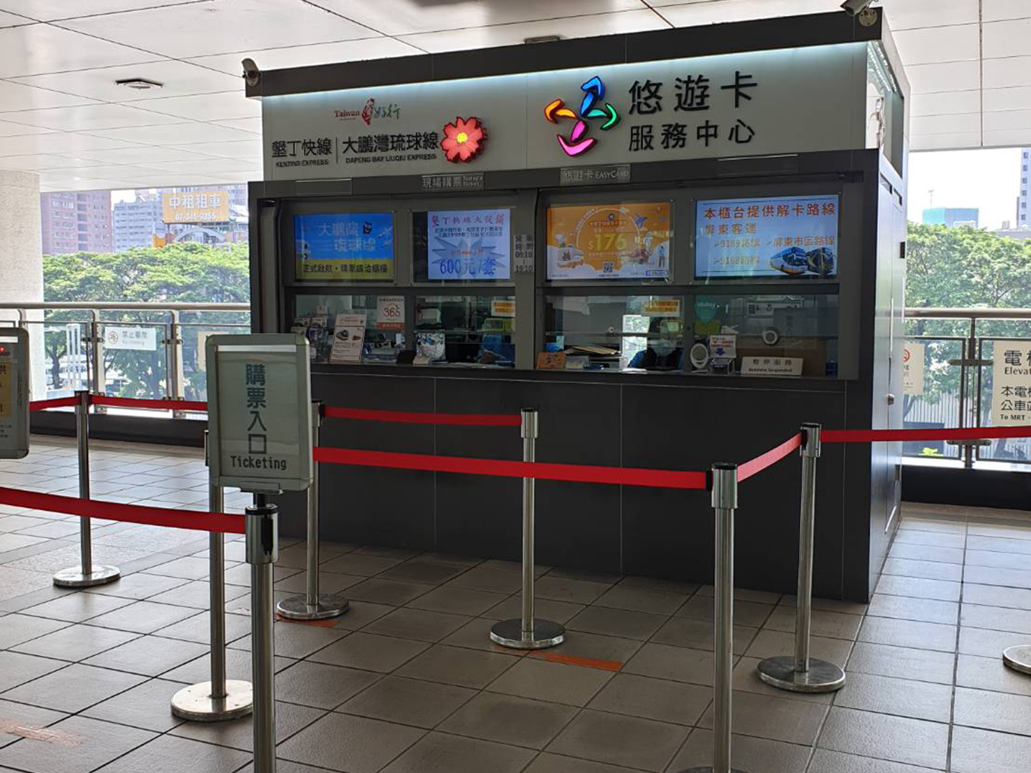 Bureau d'enregistrement des billets au 2e étage de la gare ferroviaire à grande vitesse de Zuoying