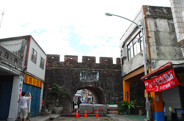 Betreten Sie das alte Tor von Ximen, das Muss-Tor der Stadt Hengchun 進入恆春小鎮必經的西門古城門