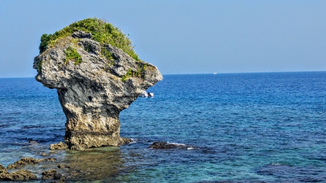 第一站花瓶岩長這樣,此處是個浮潛聖地,也是拍大海美照的地方。