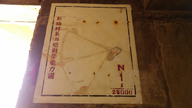 劉媽是軍事迷,進到這裡如入寶地,牆上一張砲擊射程圖都讓他目不轉睛。
