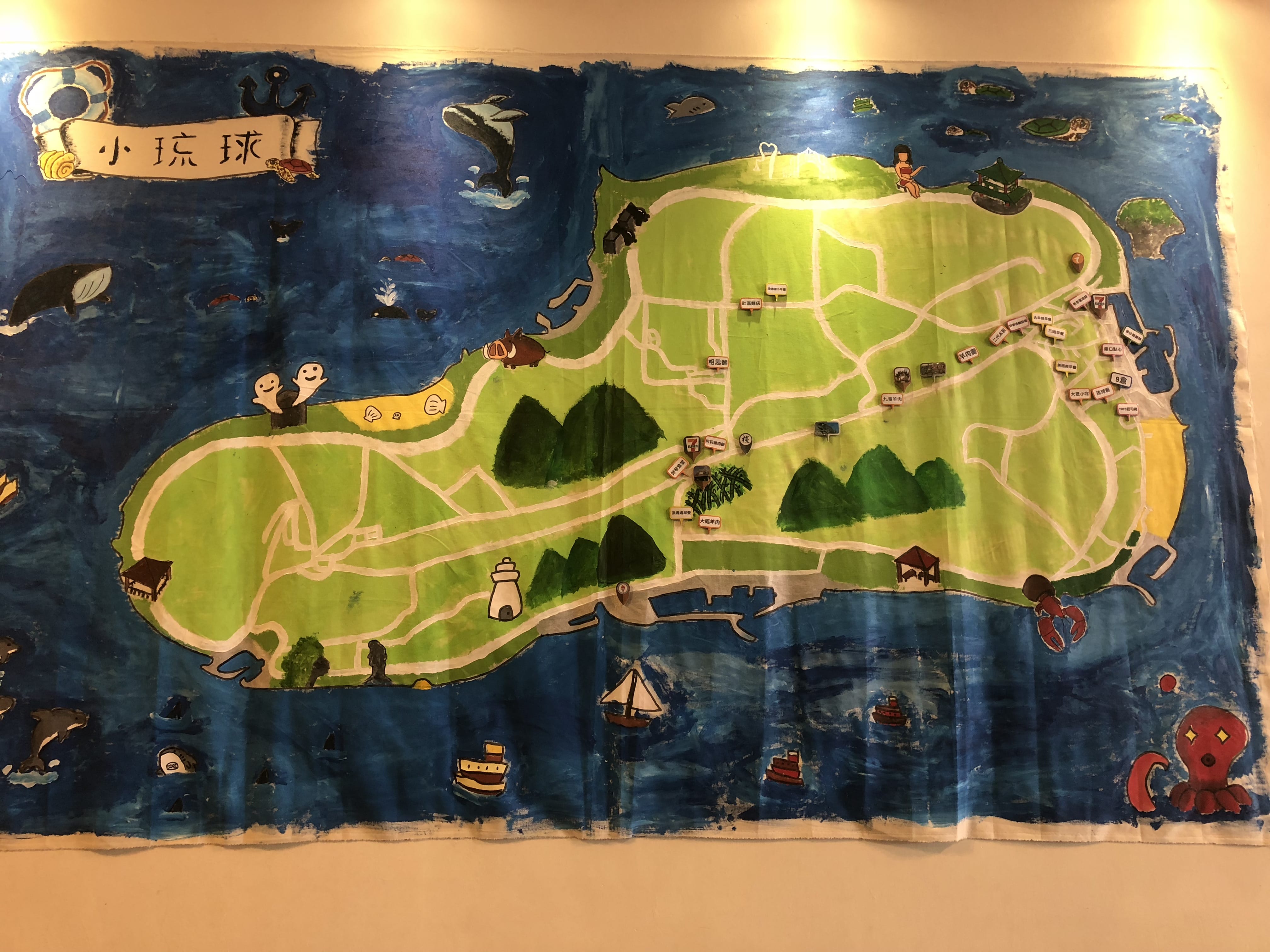 民宿牆上張貼小琉球地圖