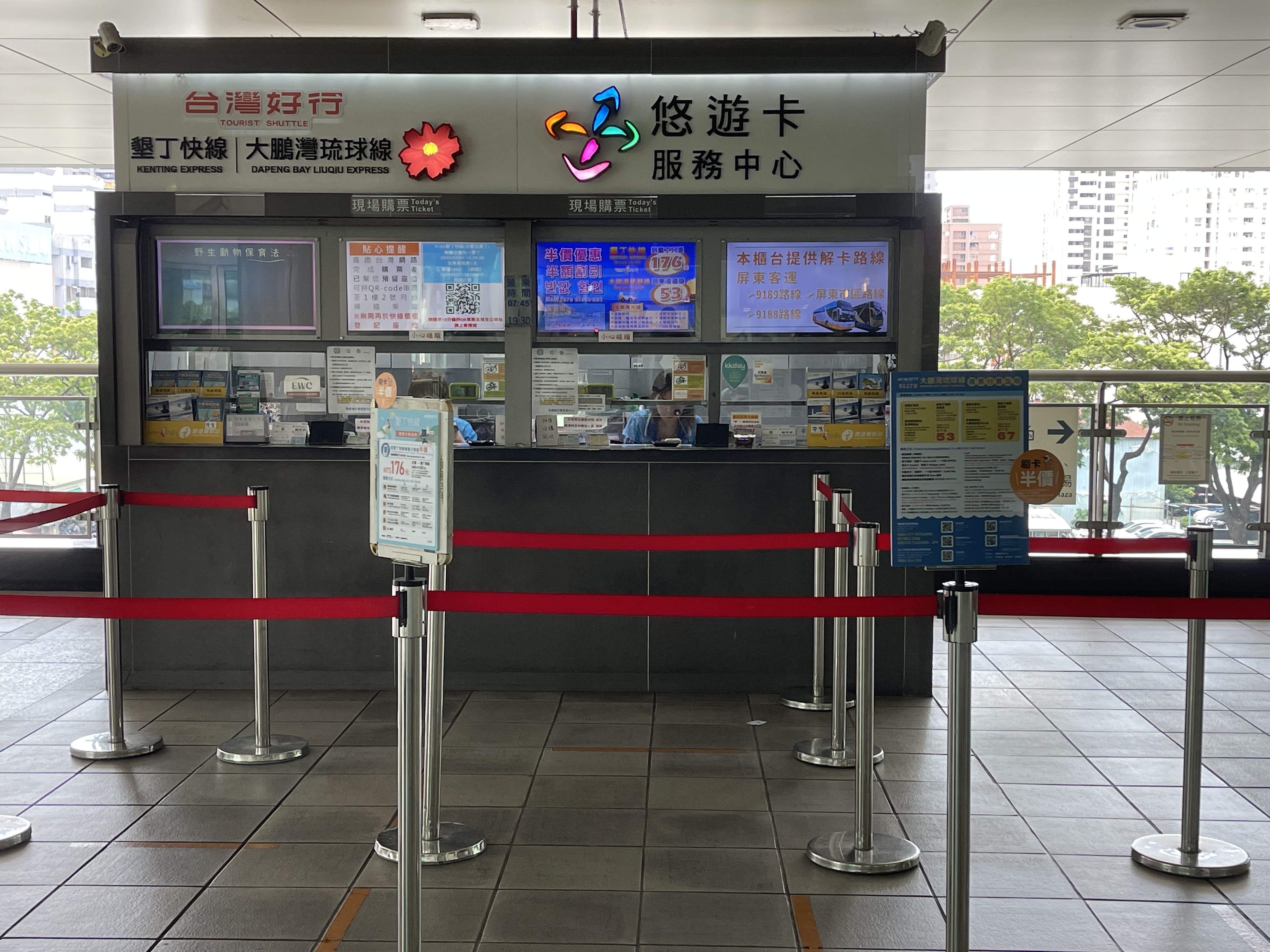 高鐵左營站2樓售票登記處