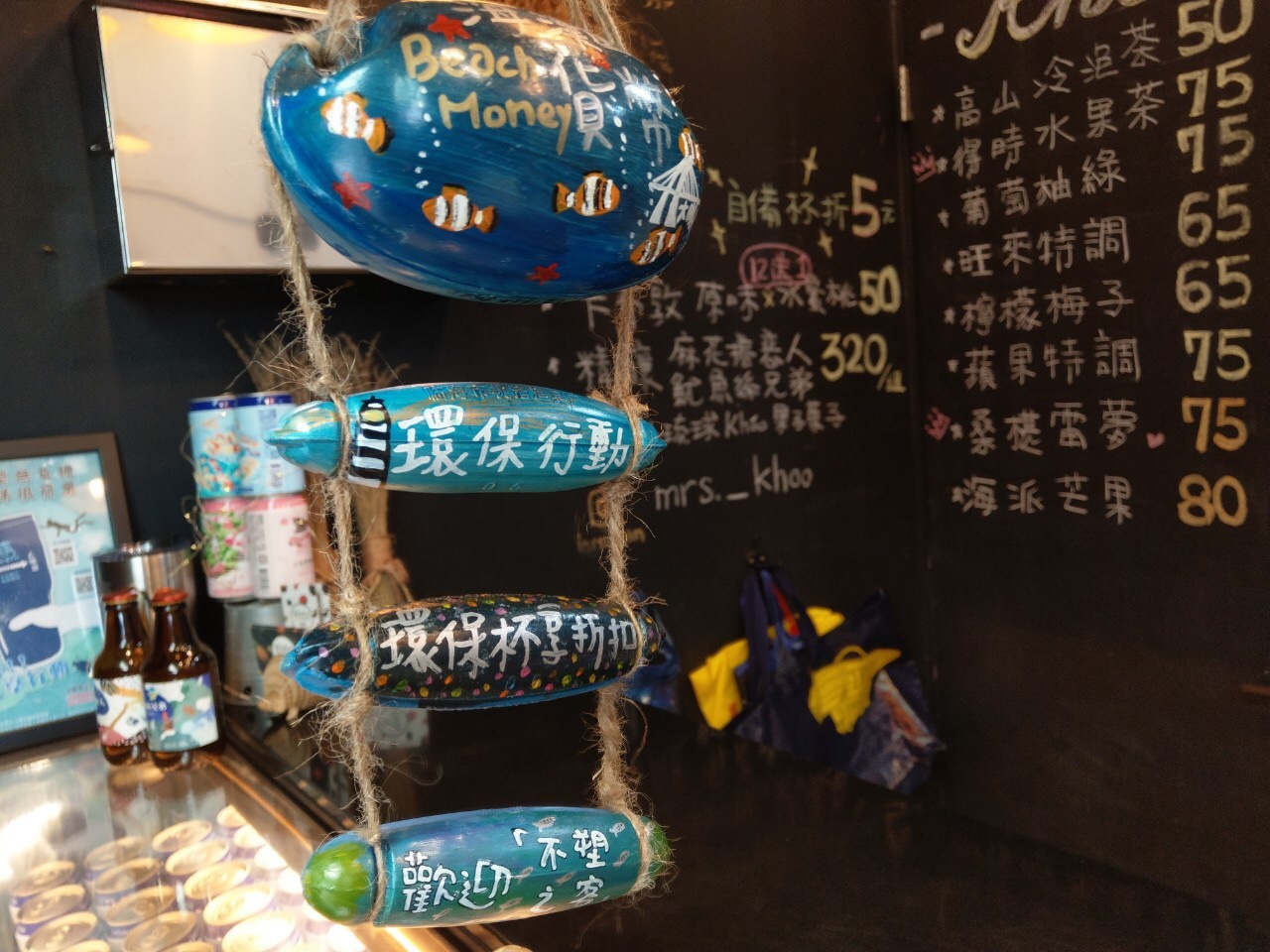 海灘貨幣兌換店門口的識別招牌 海灘貨幣兌換店門口的識別招牌