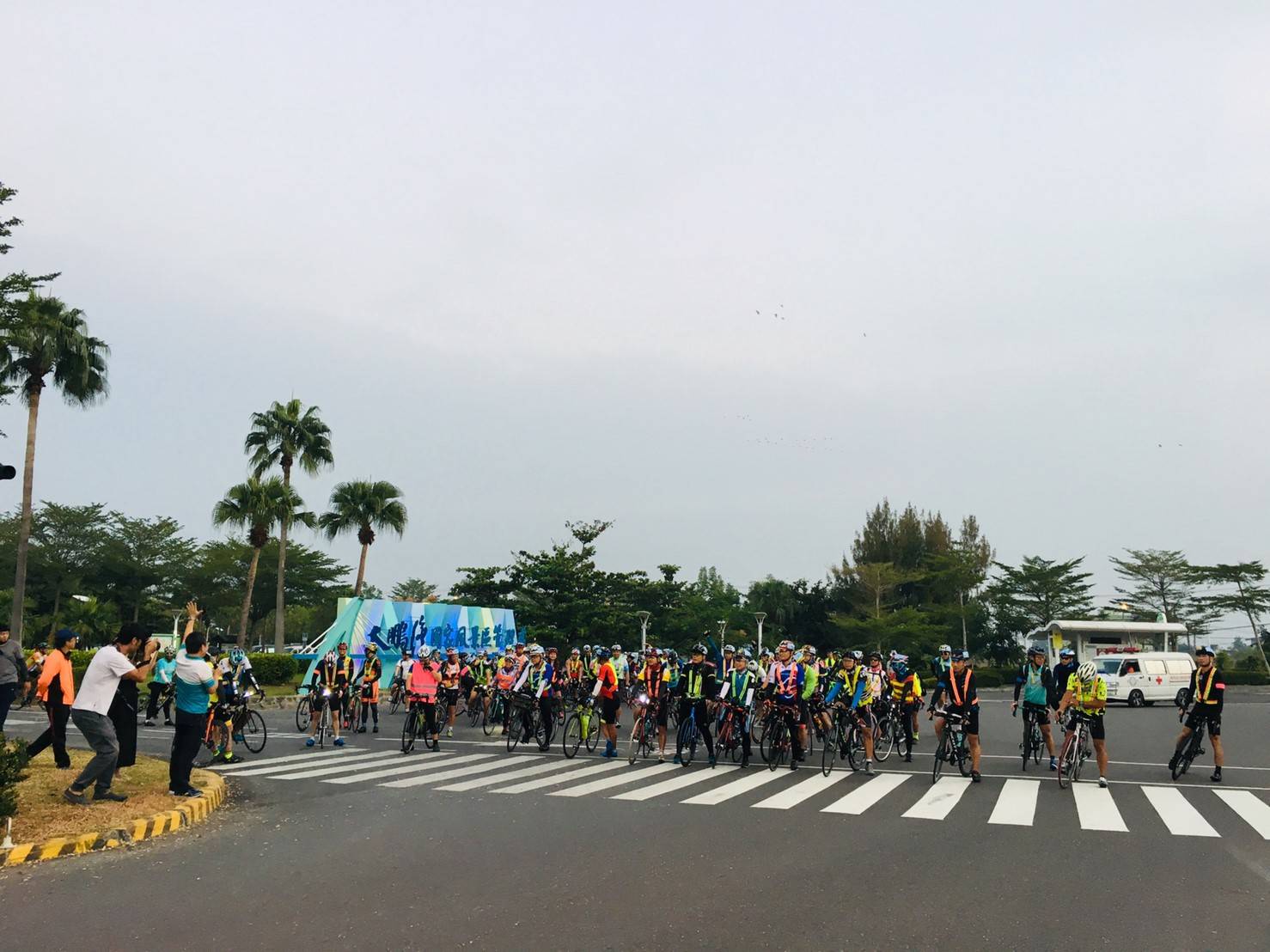 單車選手起跑線就位準備出發 單車選手起跑線就位準備出發