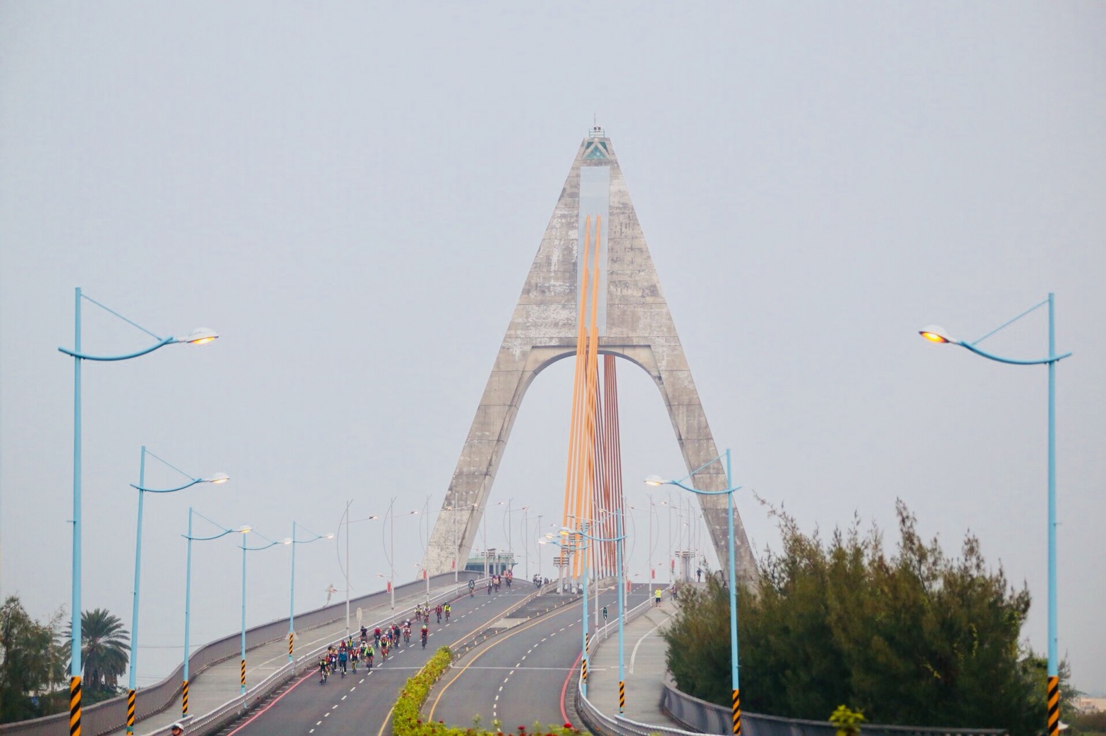 單車選手騎經大鵬灣鵬灣跨海大橋