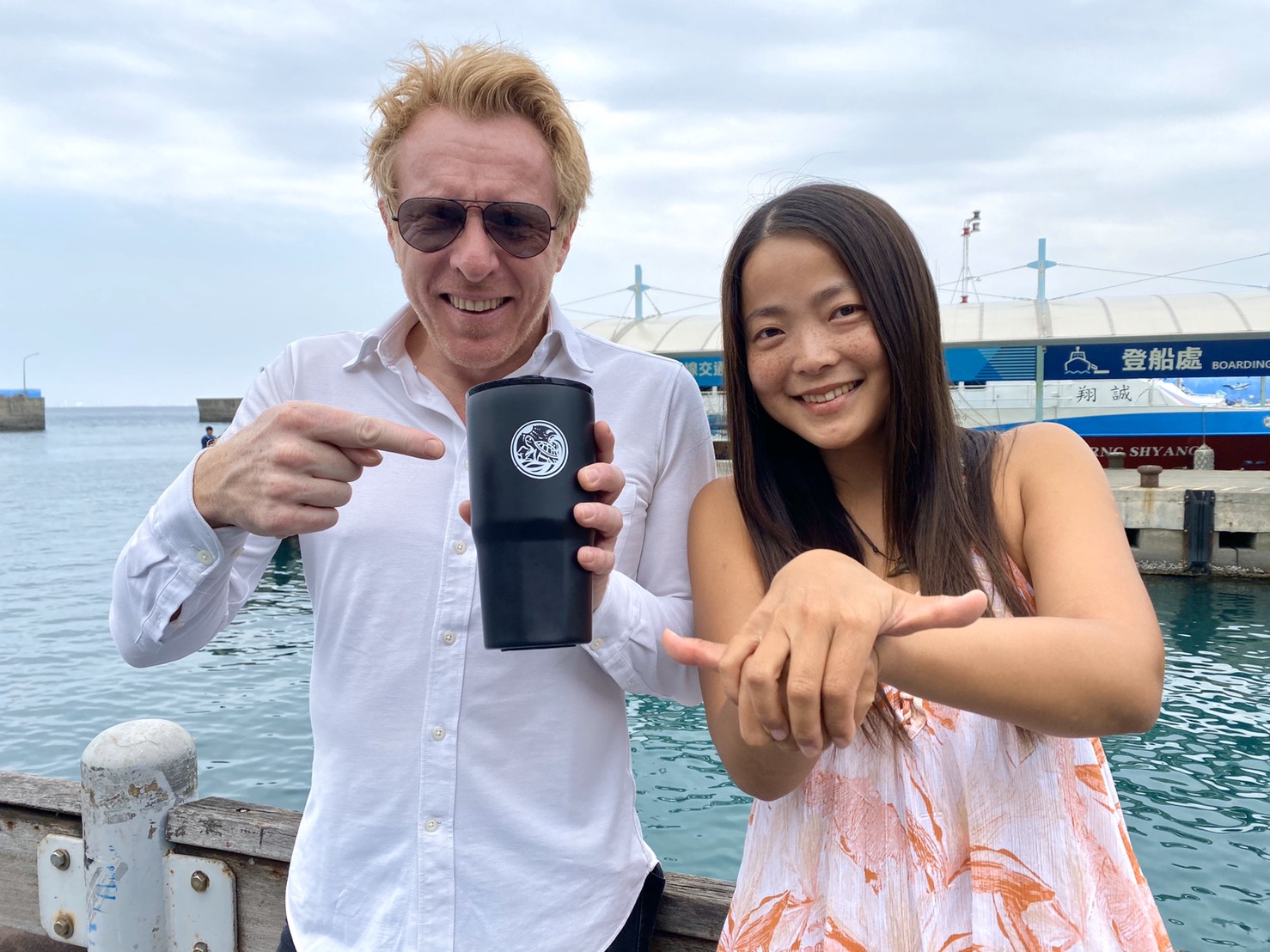 主持人Jérôme Pitorin收到琉島傳奇贈予的環保杯,開心與黃小莫合影。(黃小莫提供) 主持人Jérôme Pitorin收到琉島傳奇贈予的環保杯,開心與黃小莫合影。(黃小莫提供)