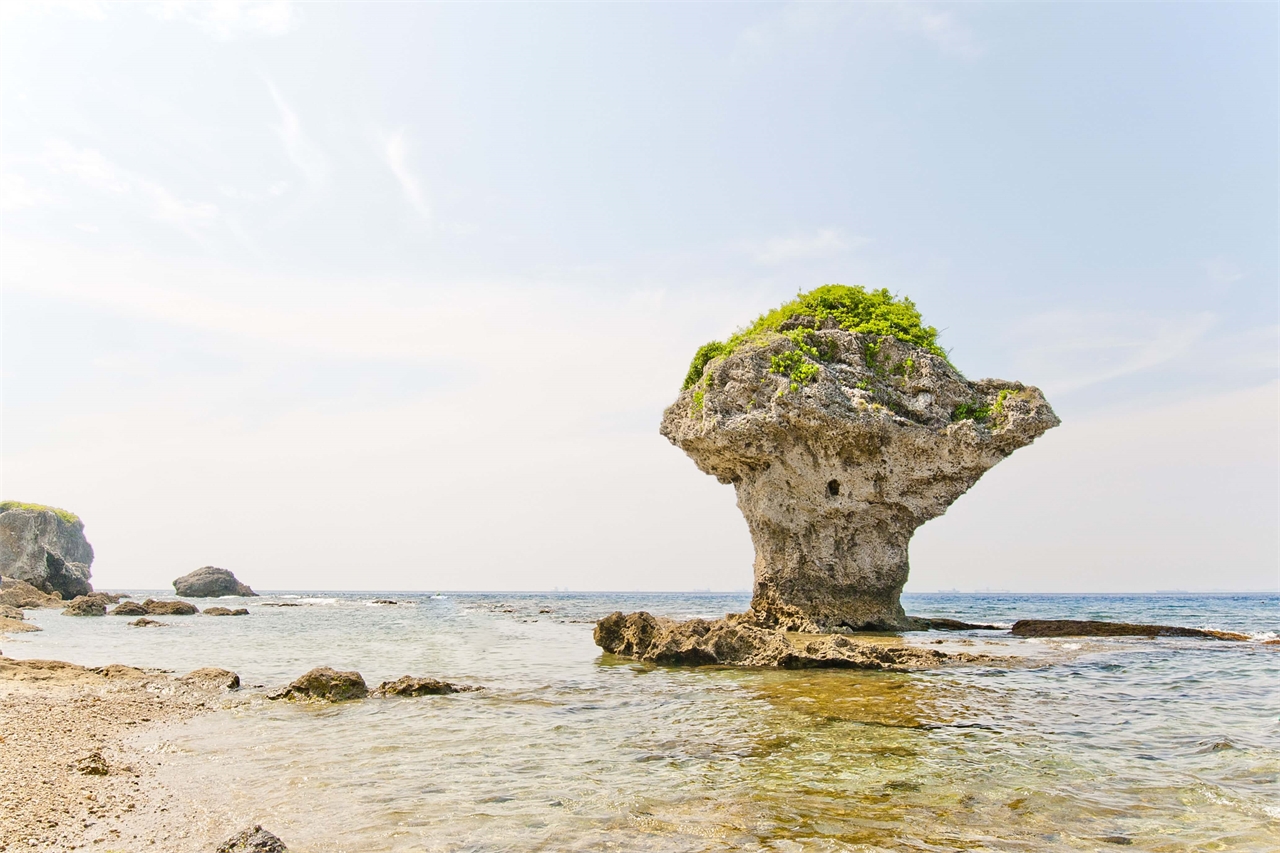 台湾近海のサンゴ礁の島 小琉球の人気景観スポット 大鵬湾国家風景区