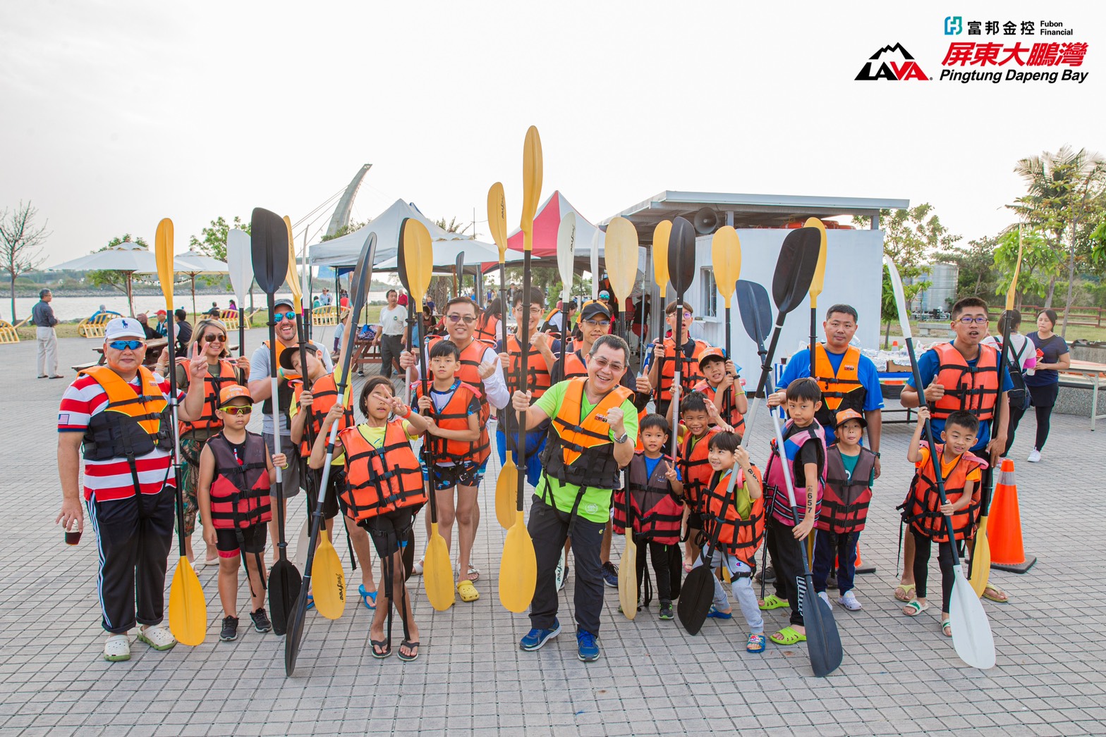 "2020 Fubon Financial Holdings LAVA TRI Triathlon Dapeng Bay Station" schwimmt auf der Segelbasis 「2020富邦金控 LAVA TRI鐵人賽大鵬灣站」游泳在帆船基地進行