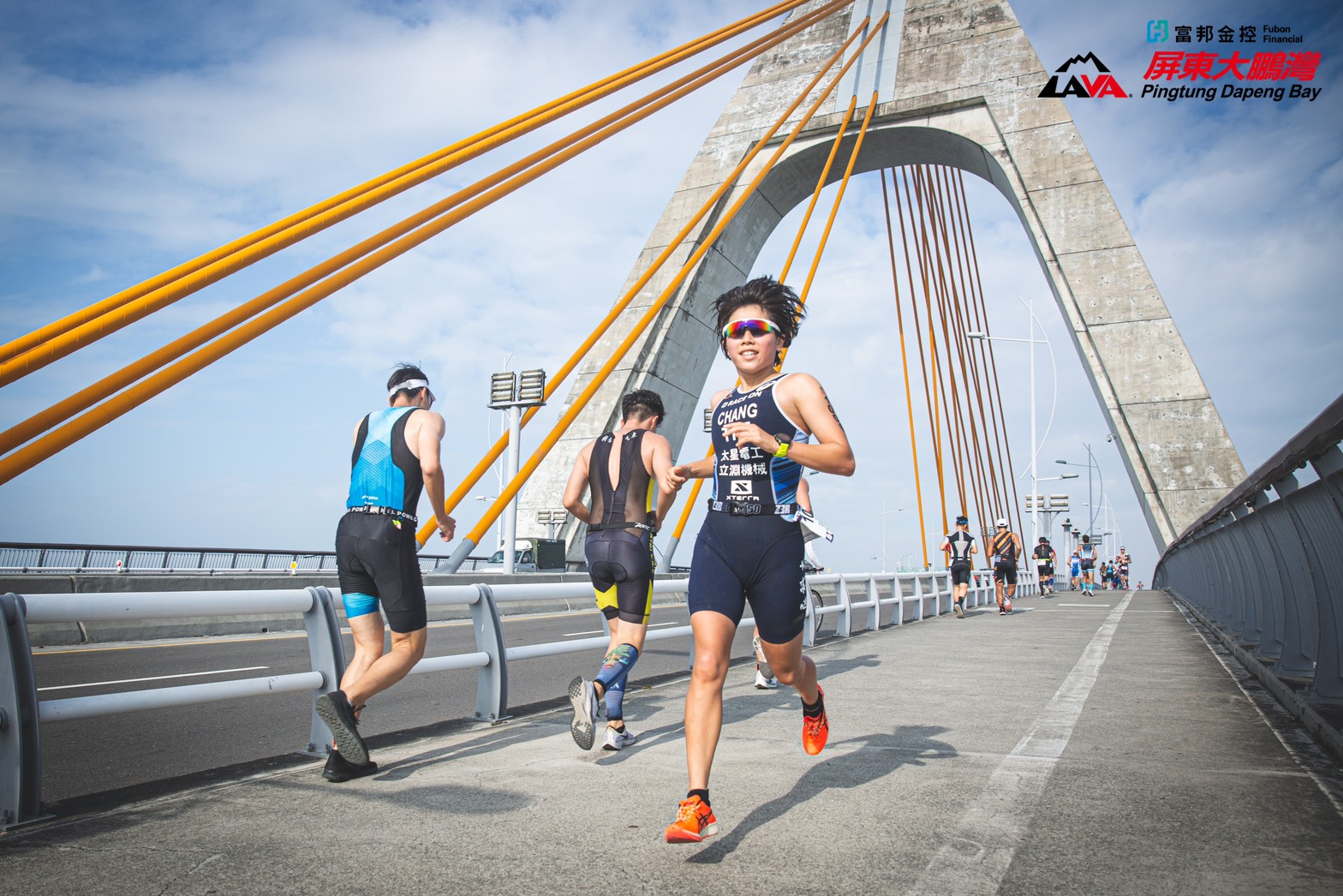 Auf der Huanwan Road wird die Straßenrennstrecke "2020 Fubon Financial Holding LAVA TRI Triathlon Dapeng Bay Station" durchgeführt 「2020富邦金控 LAVA TRI鐵人賽大鵬灣站」路跑賽段在環灣道路進行