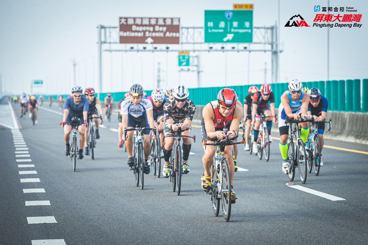 Die Fahrräder der "2020 Fubon Financial Holding LAVA TRI Triathlon Dapeng Bay Station" schließen den Abschnitt der Nationalstraße Nanzhou Dapeng Bay und die Ringstraßen, sodass die Fahrer den Spaß am Speed Riding genießen können
