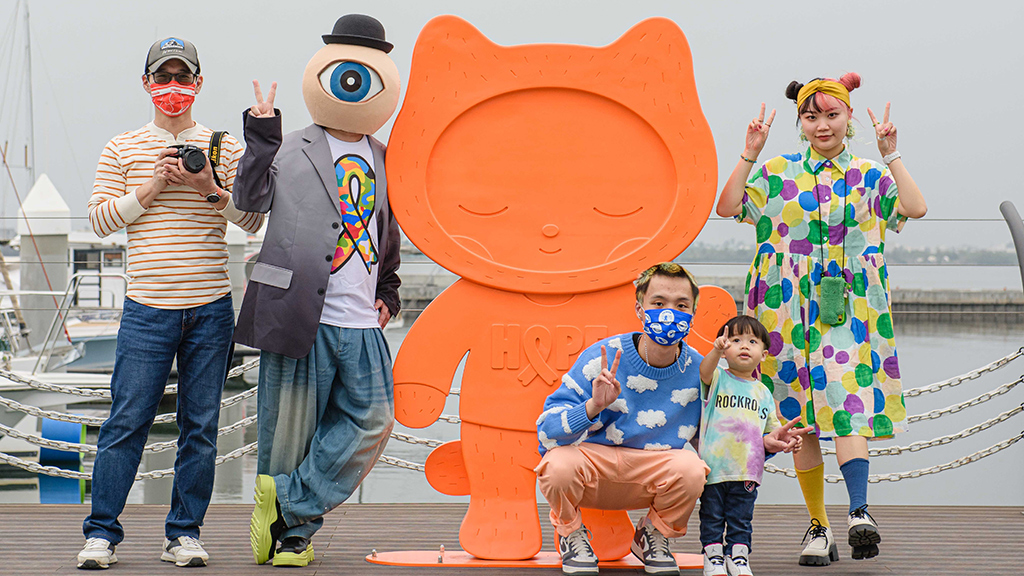 與絲帶公仔合影