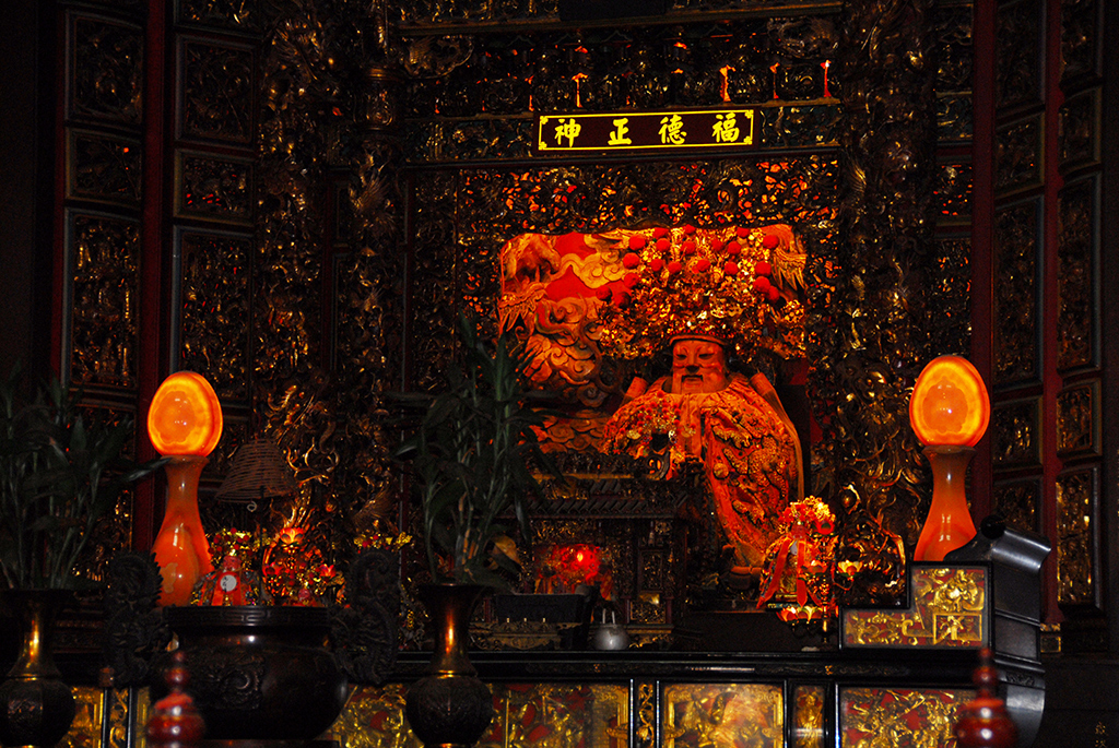 全臺唯一戴官帽、著龍袍的土地公