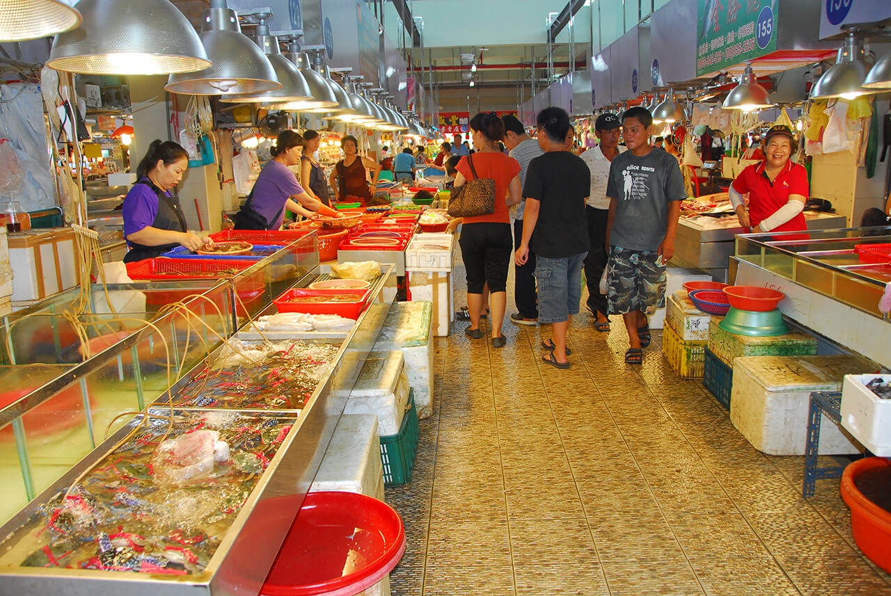 Une scène sur le marché du centre de marketing direct du port de pêche de Donggang