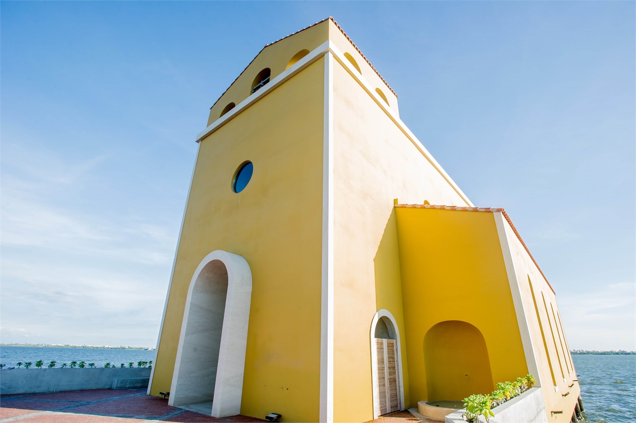 海上教堂鵝黃色建築外觀