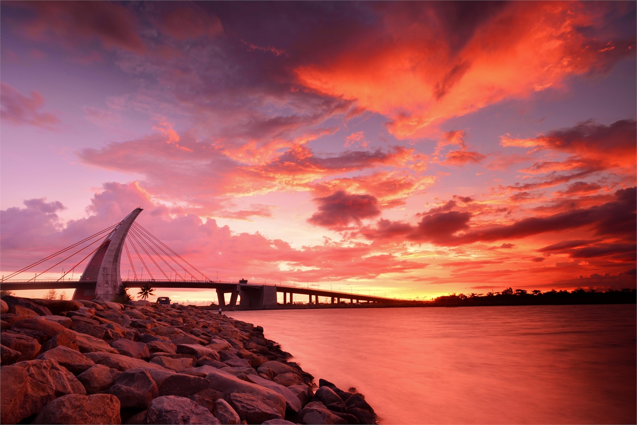 Coucher de soleil sur le pont de Pengwan