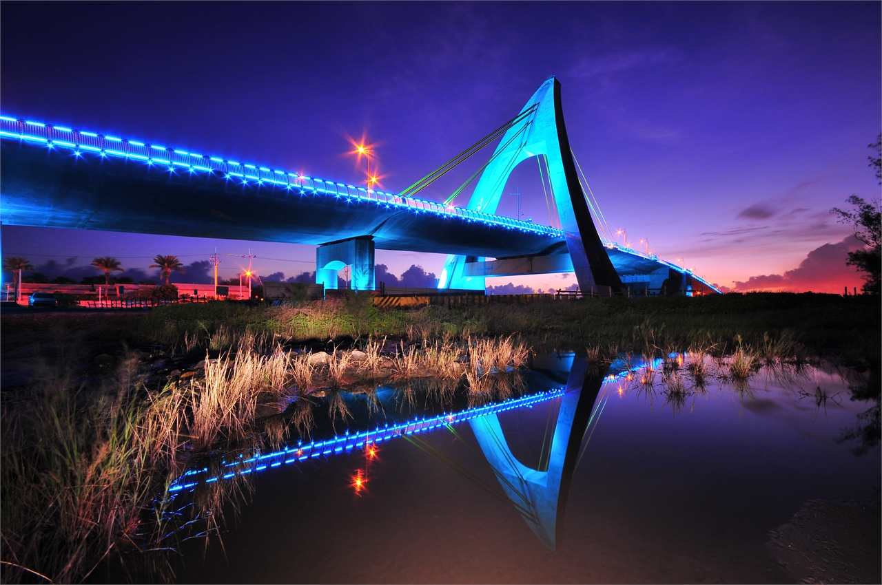 Sculpture de nuit de pont de Pengwan au-delà de la mer