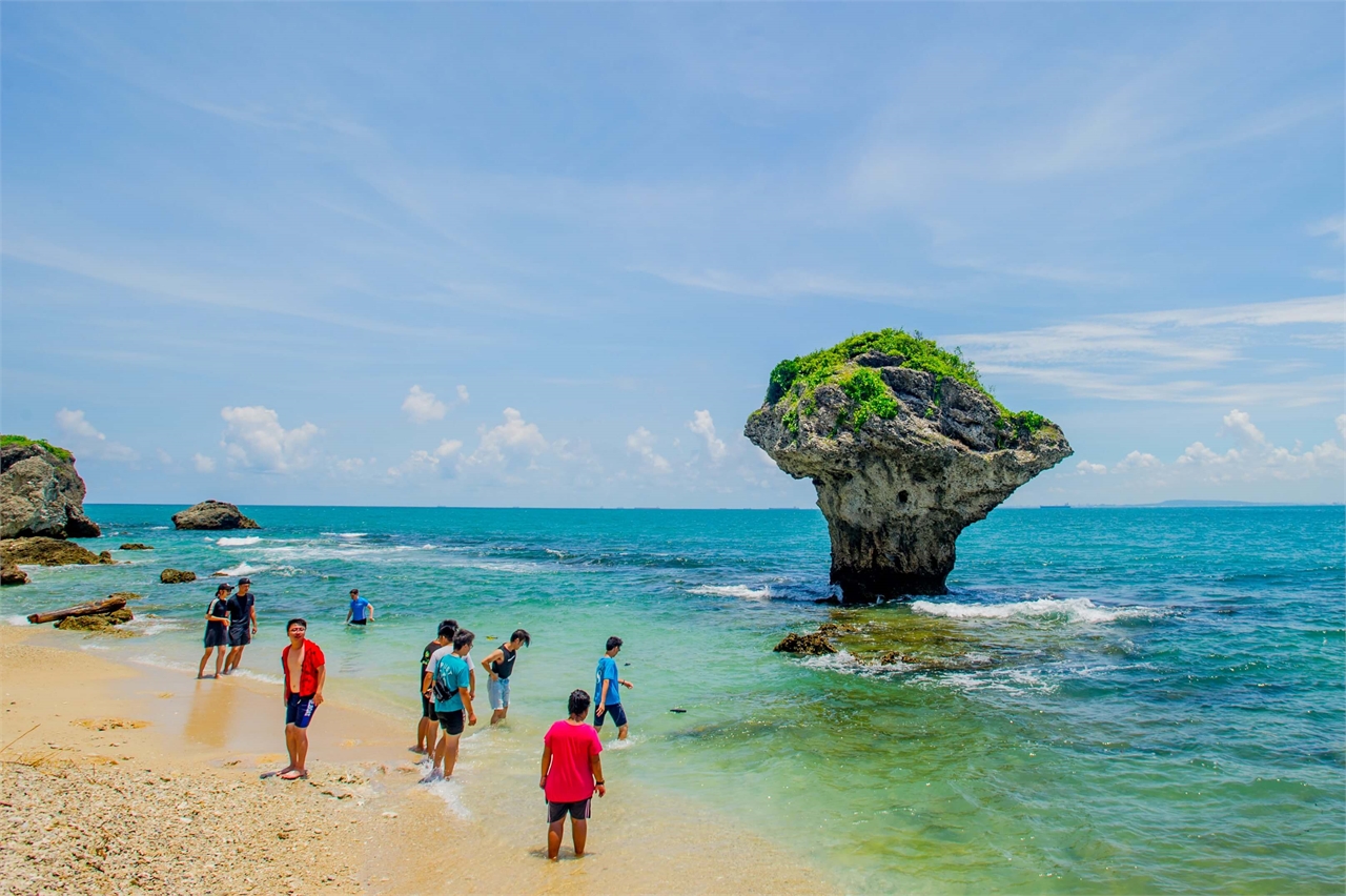 Les touristes jouent dans le vase rock