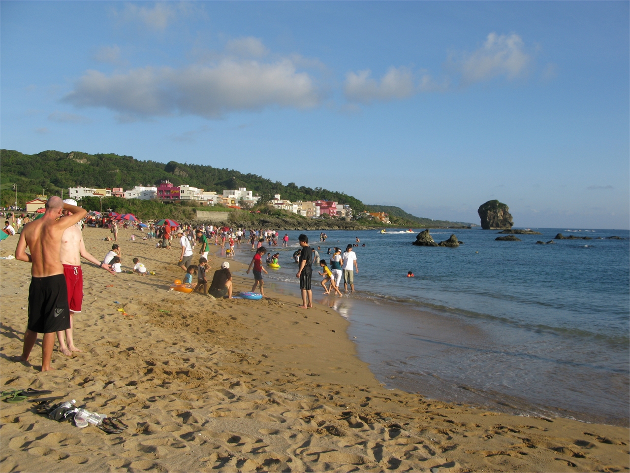 Leute, die am Strand spielen