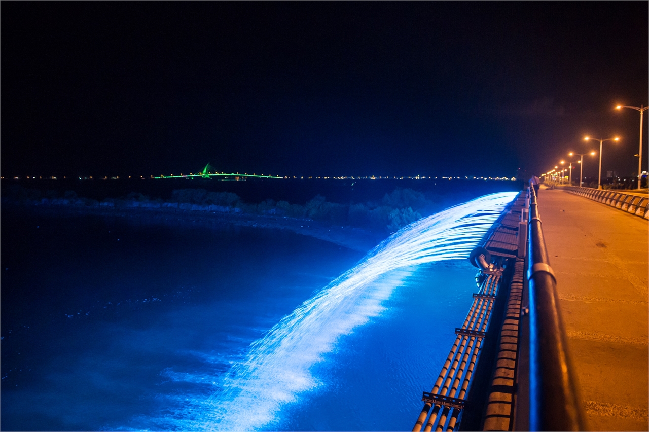 Fontaine de lumière de l&#39;eau de mer de pont de Sankong de baie de Dapeng