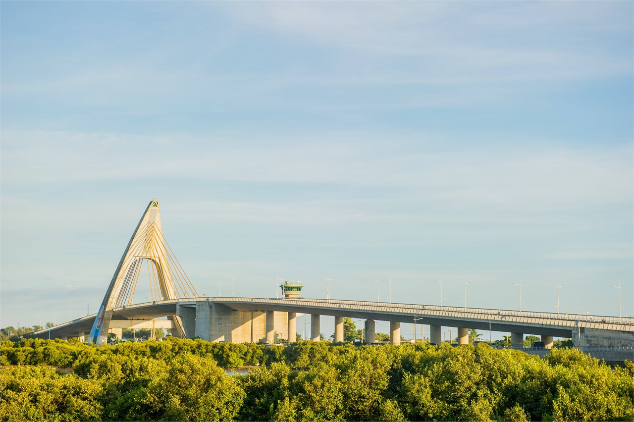 펑완 다리가 내려다 보이는 Huanwan Bay Road