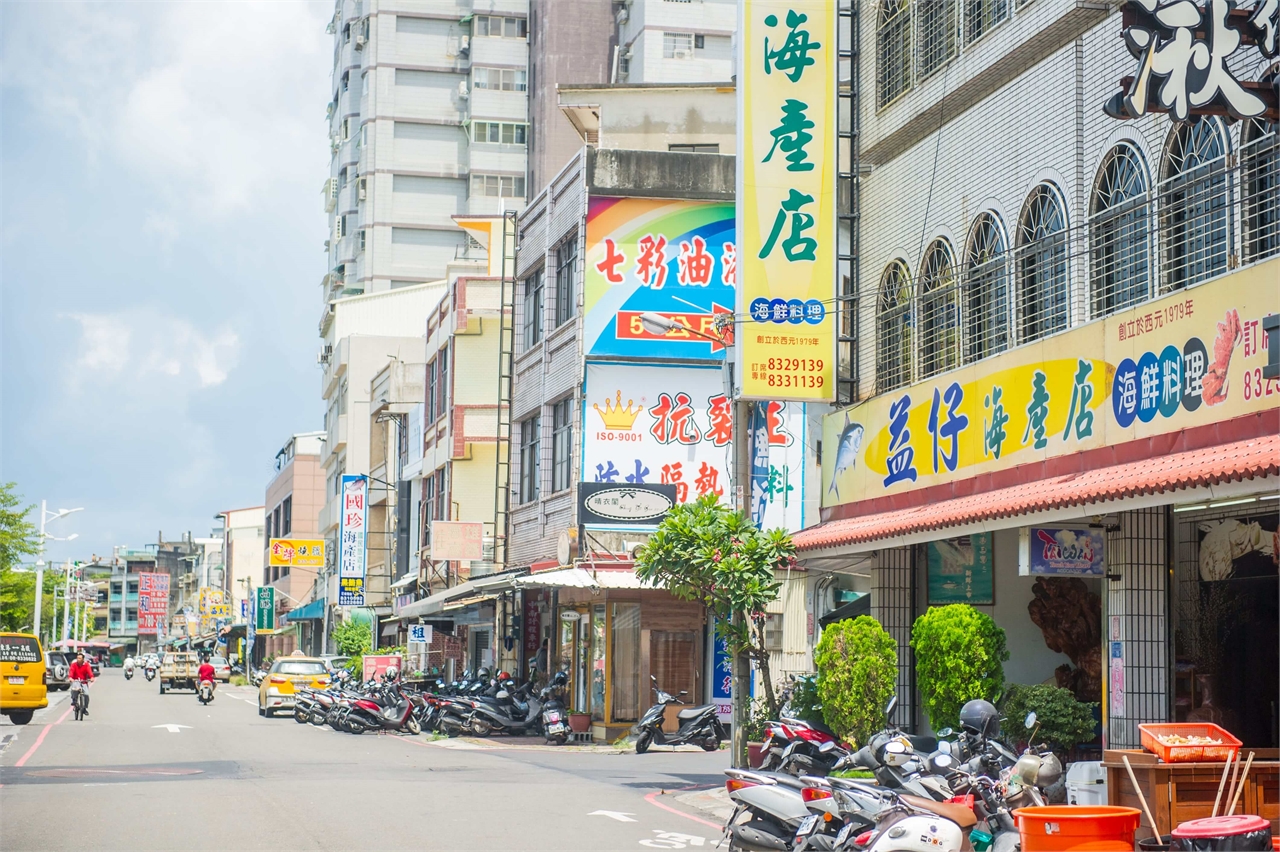 A street scene of Donggang Seafood Street