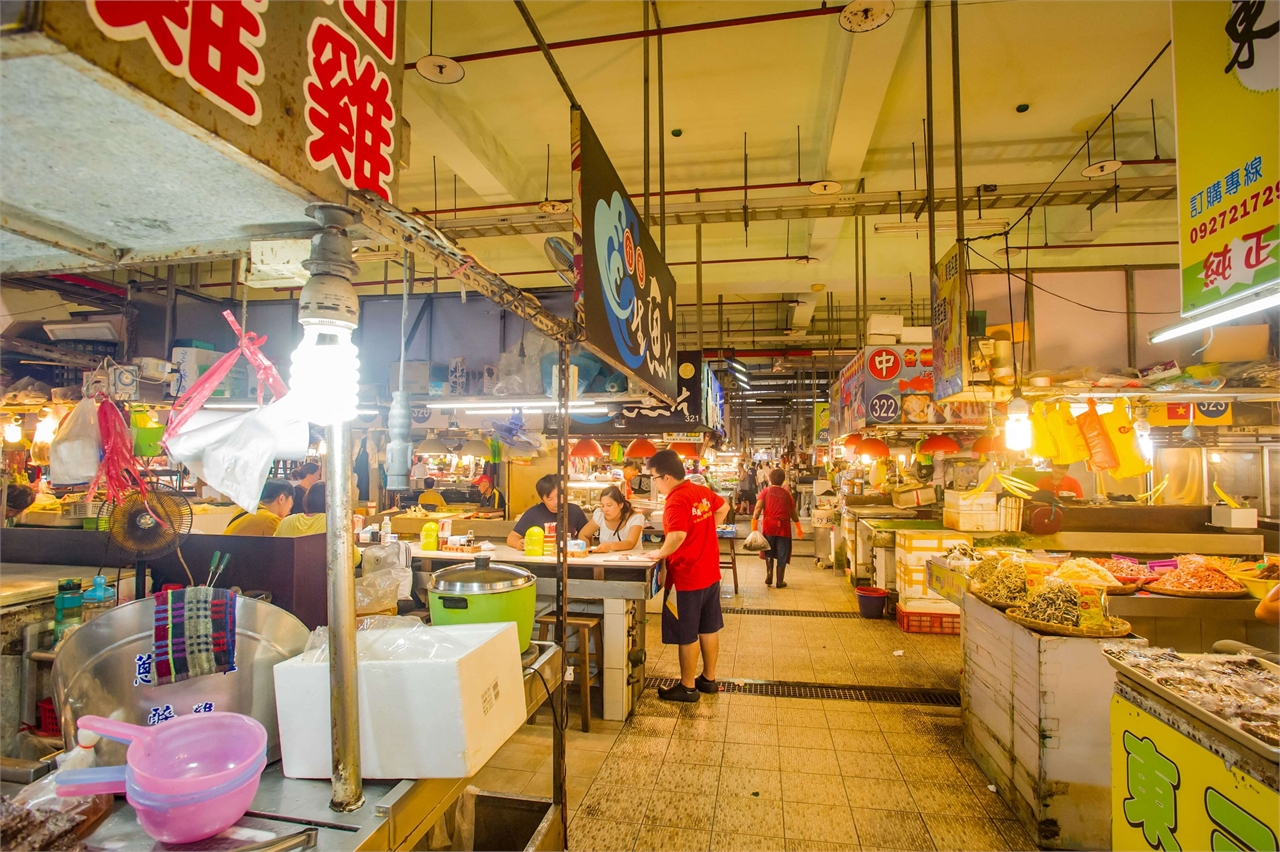 Food stands in Huaqiao Market 