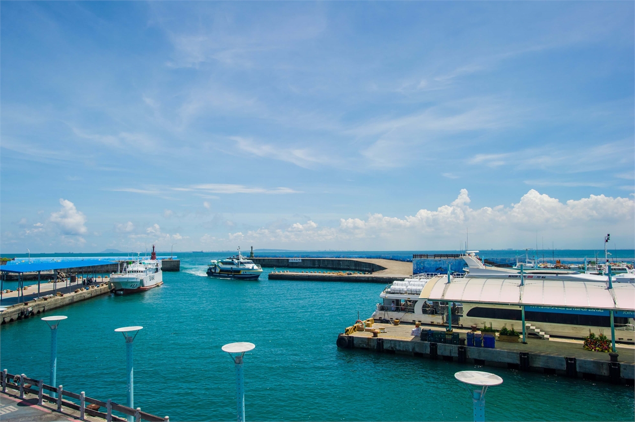 Bateau de tourisme Baisha entrant dans le port