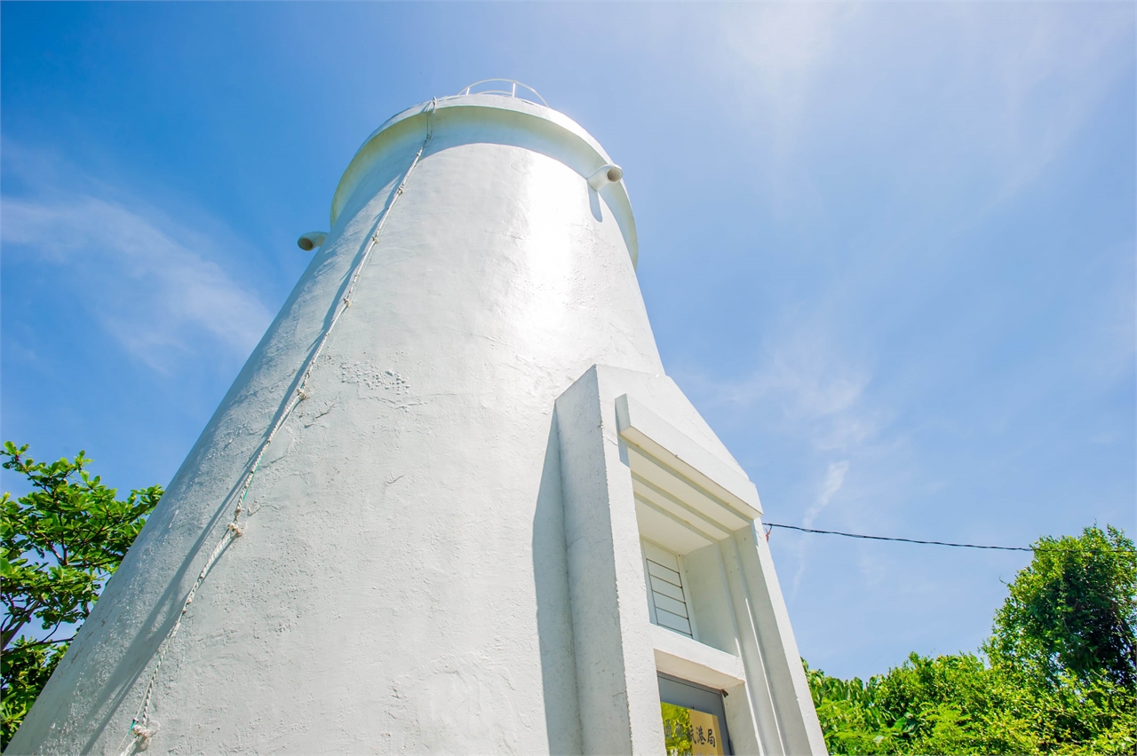 Reinweißer Turm des weißen Leuchtturmes