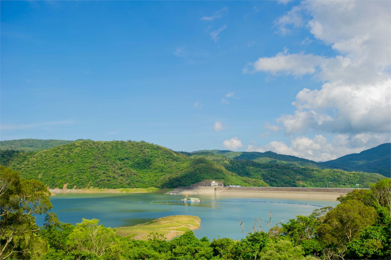 湖と山の景色