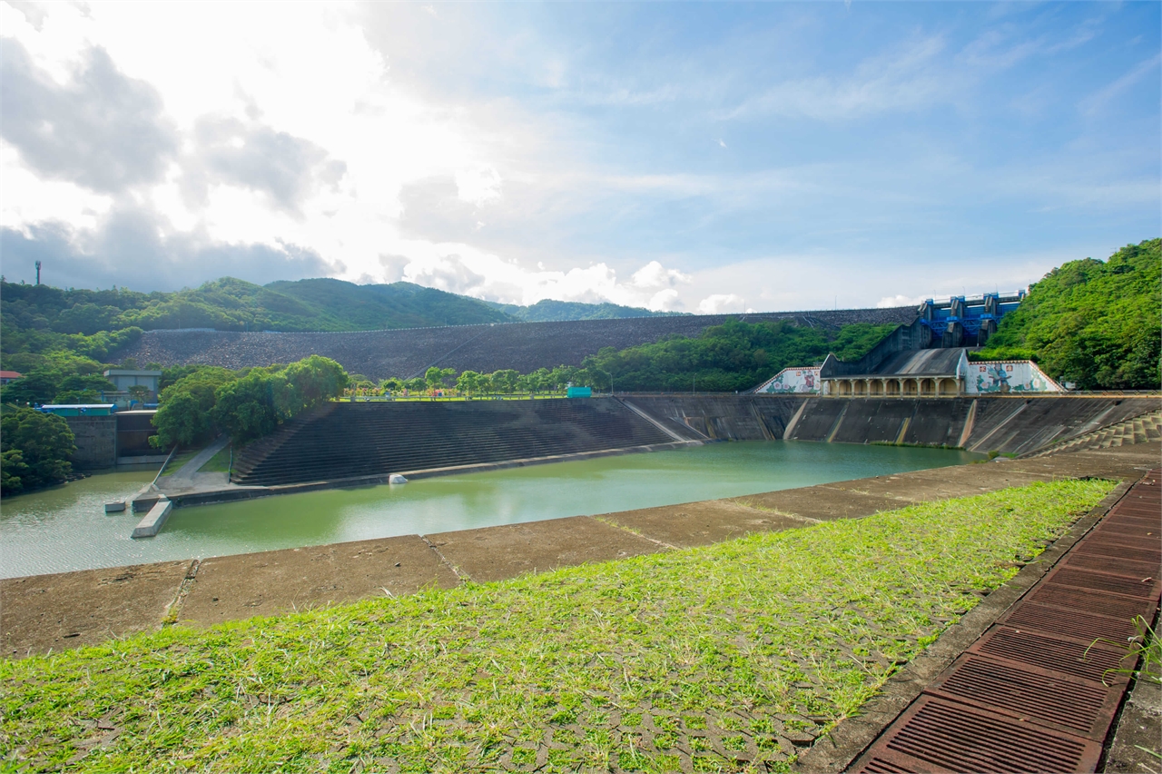 Pfingstrosen-Reservoir-Überlaufkanal-Tor