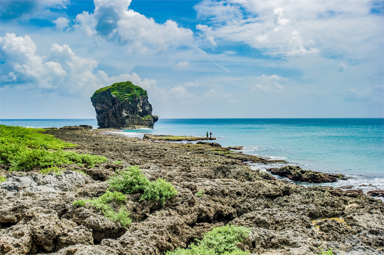 船帆石豎立於海中