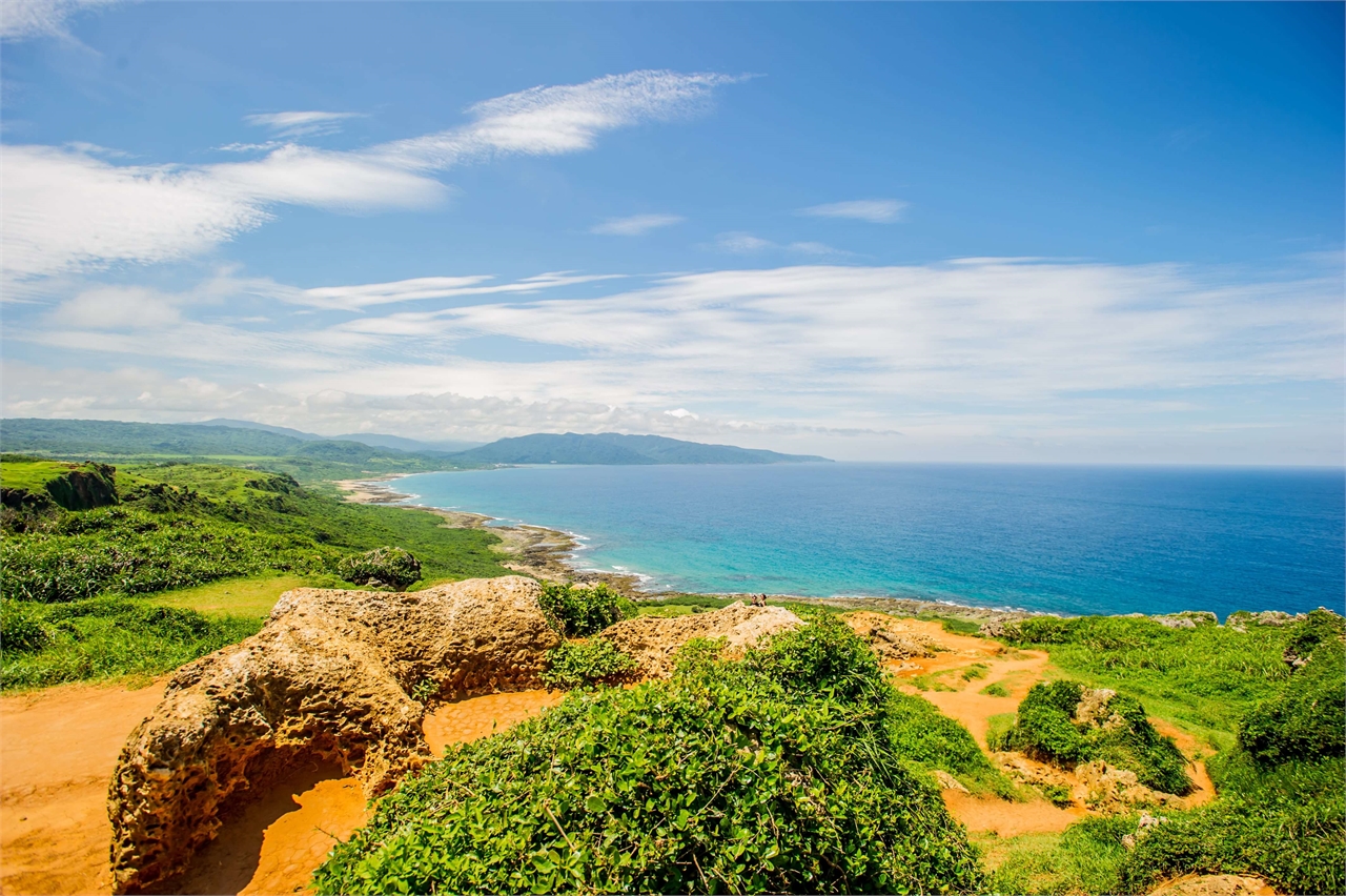 Regarder les beaux paysages de la mer et du ciel