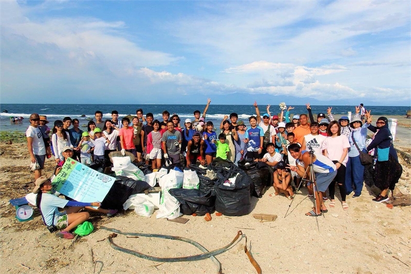 The participants and the staff members took pictures together on the beach