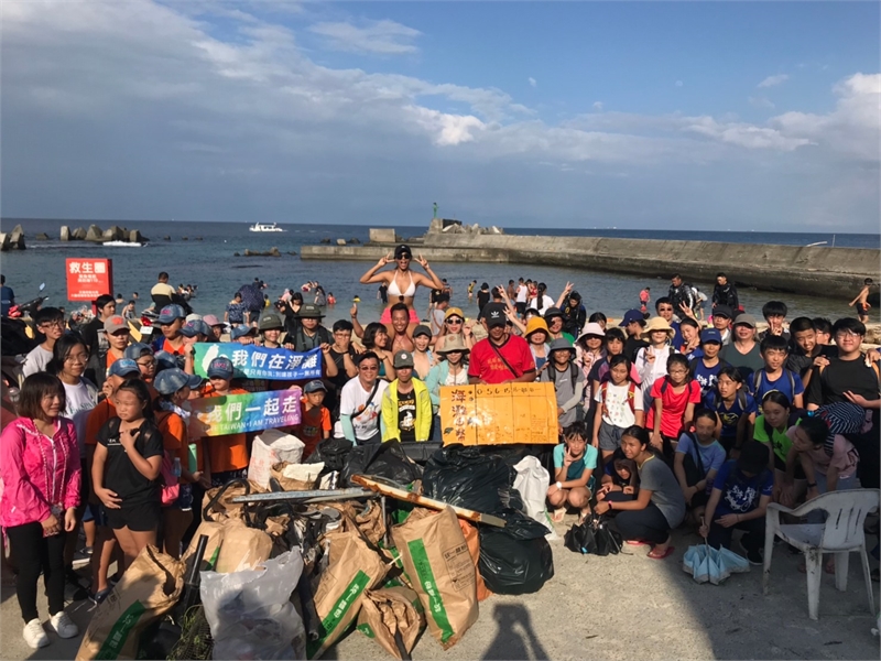 The participants of the first beach cleaning event in Liuqiu took a picture together.