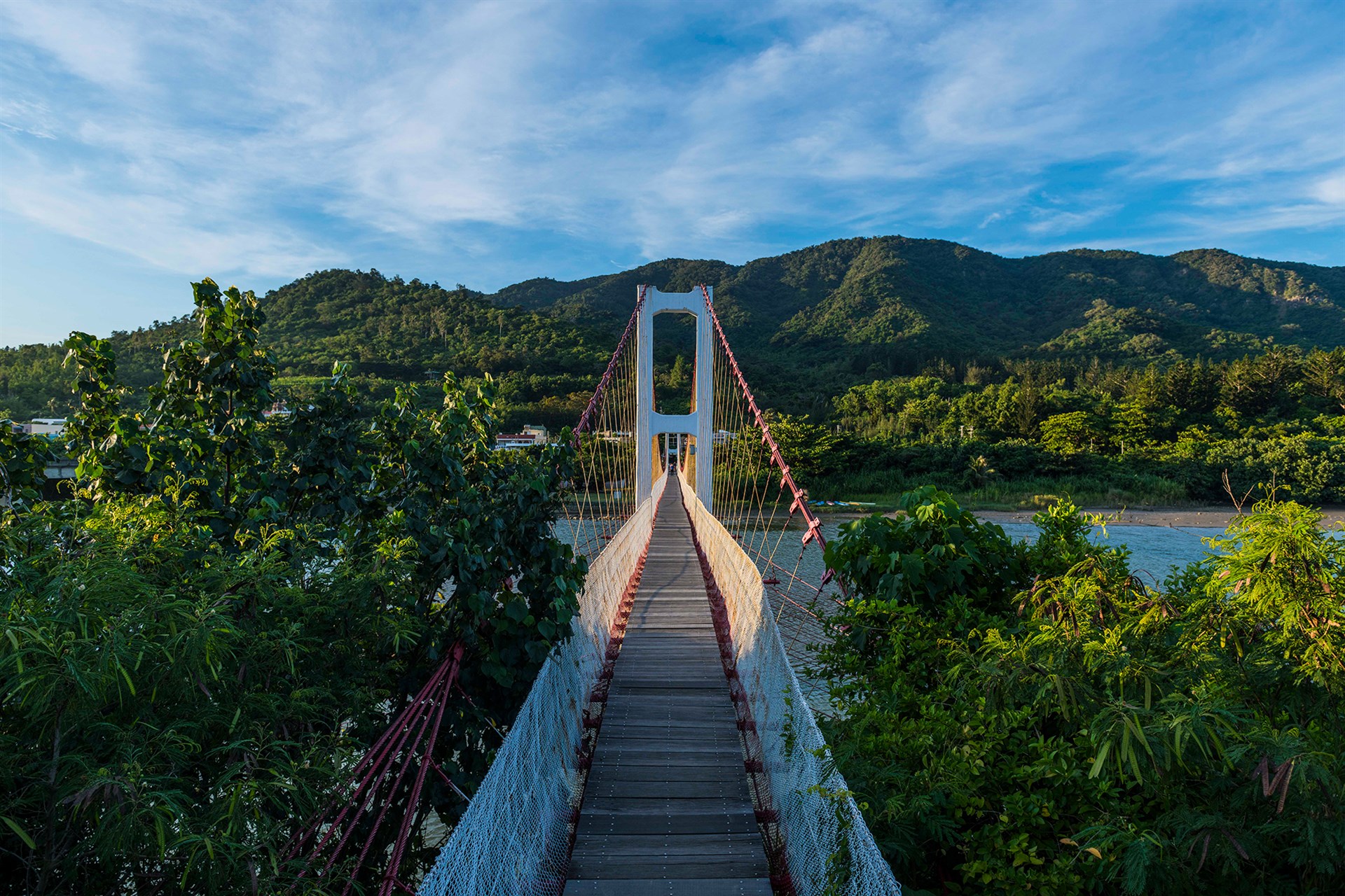 港口吊橋紅白相間橋身