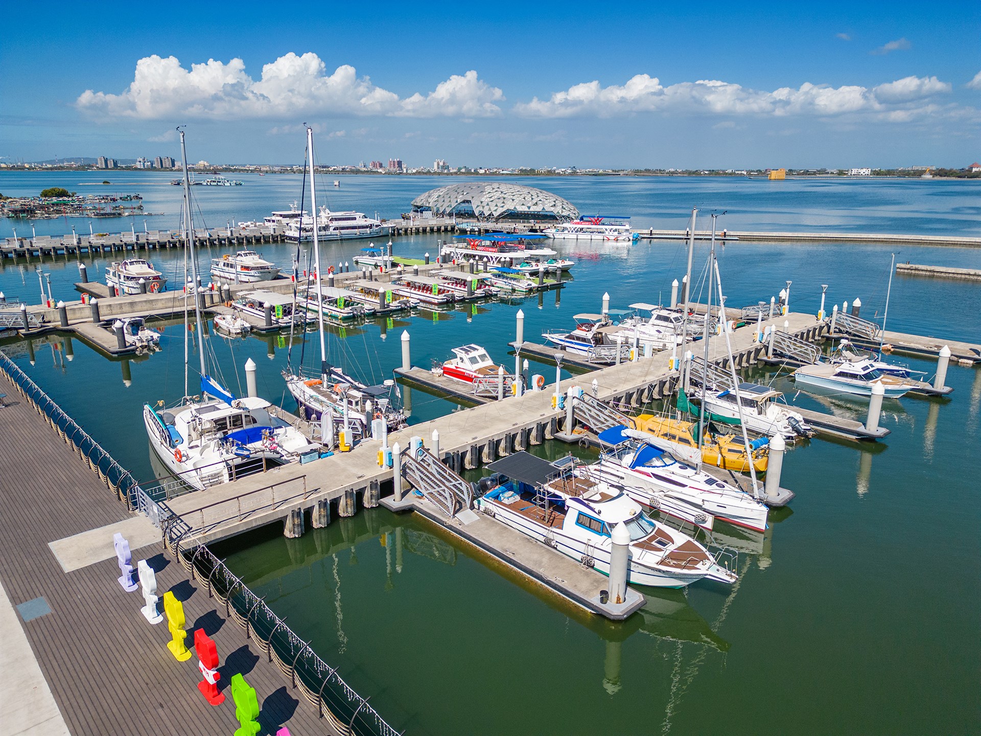 濱灣碼頭與停泊遊艇