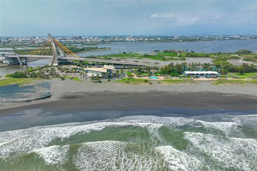 大鵬灣國家風景區水域、岸際範圍，依屏東縣政府公告劃定為颱風期間警戒區，本處已插紅旗警示，及本處轄區3處旅遊景點預警性關閉